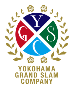 横浜グランドスラムのロゴマーク。 YOKOHAMA　GRAND　SLAM　COMPANYの頭文字であるYSGCが円の中に描かれ、その周りを横浜市の花であるバラが囲んでいる意匠。